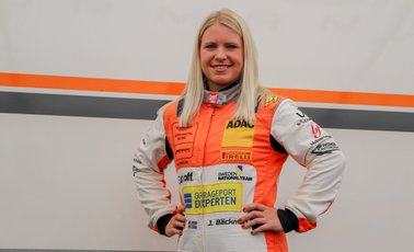 Jessica Bäckman poserar i sin orange och beigeiga racing overall mot en vit och orange/grå bakgrund